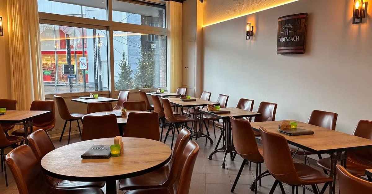 Het warme interieur van Brasserie De Eekhoorn met houten tafels en stoelen